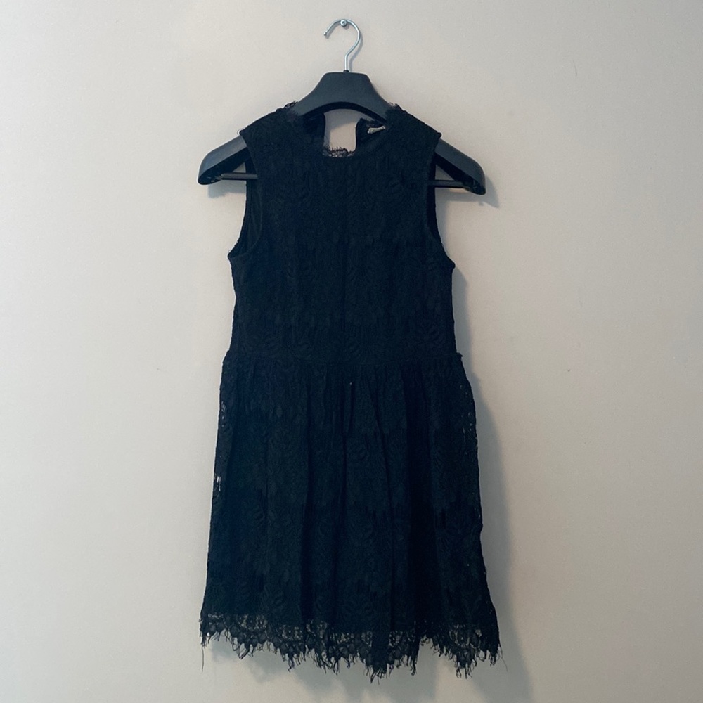Black sleeveless lace babydoll dress